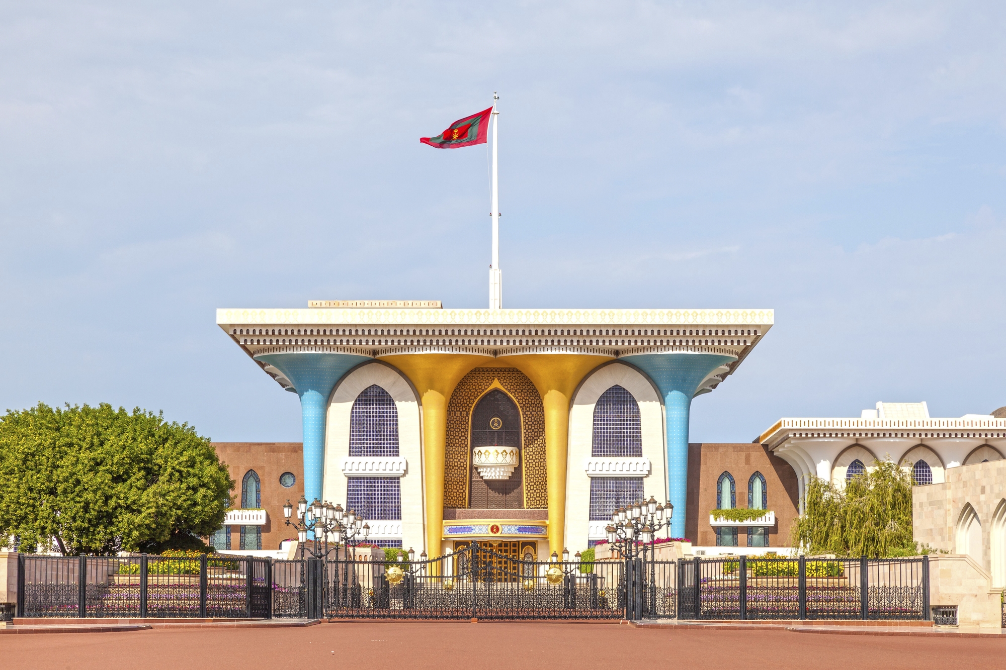 Маскат дворец. Королевский дворец омана. Дворец султана в омане фото. Дворец султана омана в маскате. Дворец султана в омане.